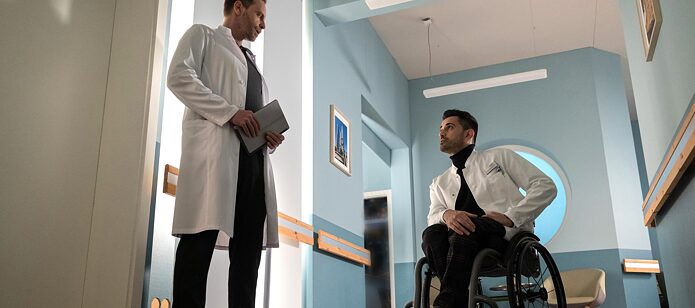 Германско-турскиот актер и комичар Тан Каглар седи во инвалидска количка - и меѓу другото може да се види во ТВ серијата „Во целото пријателство“ (ARD / MDR).
