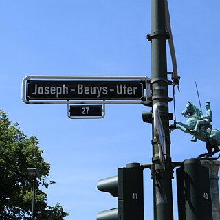Ulanendenkmal am Joseph-Beuys-Ufer in Düsseldorf