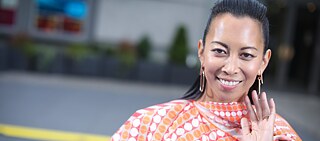 Bekannt wurde sie über den Musiksender VIVA, heute ist sie ein vielgesehenes Gesicht in TV-Krimiserien und im Kino, unter anderem in der Ost-Berlin-Komödie „Sonnenallee“: die Schauspielerin Minh-Khai Phan-Thi.