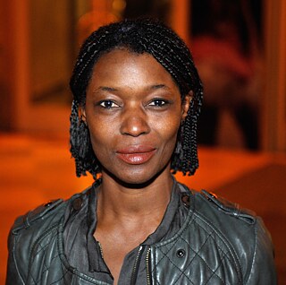 Sheri Hagen wurde 1968 in Lagos (Nigeria) geboren und ist in Hamburg aufgewachsen. Als Schauspielerin ist sie im Kino und im Fernsehen zu sehen, etwa in „Das Leben der Anderen“, „Baal“ oder im „Tatort“. 2015 gründete sie ihre Produktionsfirma „Equality Film“. Nach „Auf den zweiten Blick und Fenster Blau“ arbeitet Hagen im Moment an ihrem dritten Spielfilm „Billie“.