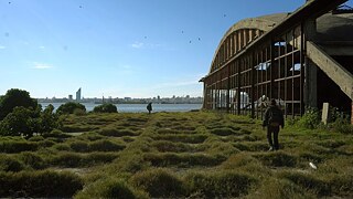 Hangar frente a la bahía de Montevideo