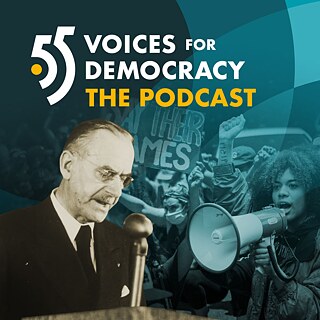 Eine Bild-Collage aus verschiedenen Jahrzehnten zum Thema Meinungsfreiheit: Thomas Mann spricht vor einem Mikrophon, Menschen mit Masken zum Schutz vor dem Corona-Virus recken ihre Arme in die Höhe, Menschen sprechen in ein Megaphon. Darüber steht schräg 55 Voices for Demogracy – the Podcast. 