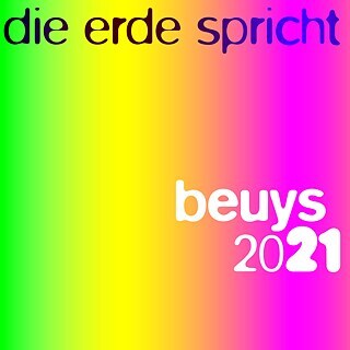 Ein Quadrat in grellen Regenbogenfarben, der Titel “die erde spricht” ist mit Kleinbuchstaben geschrieben, genau wie das Projekt “beuys 2021, was man etwas weiter unten sieht 