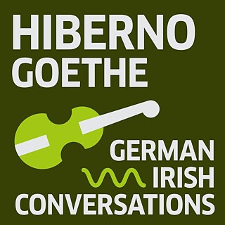 Ein dunkelgrüner Hintergrund, darauf eine hellgrüne Gitarre und eine hellgrüne Welle. In weißen Buchstaben steht: Hiberno Goethe – German Irish Conversations geschrieben.