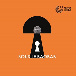 Das orangene Quadrat ist der Hintergrund für ein Design, das wie ein Schlüsselloch, gleichzeitig wie ein Mikrophon und gleichzeitig wie ein abstrakter Baobab Baum aussieht. 