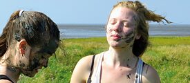 « Von Mädchen und Pferden », le film de Monika Treut sur deux jeunes filles lesbiennes à la frontière germano-danoise. | Photo (détail): © Edition Salzgeber