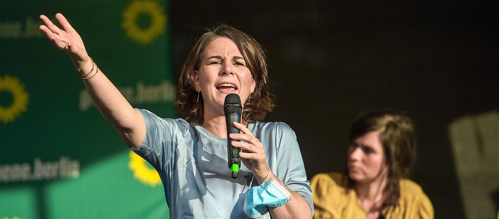 Annalena Baerbock, do Partido Verde, foi uma das candidatas à eleição em 2021: mais uma mulher concorrendo ao posto de chefe de governo. Na foto, comício de campanha eleitoral em Berlim.