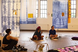 performance by Nuray Demir and Venuri Perera, at District *School Without Center, photo: Kim Bode, 2021