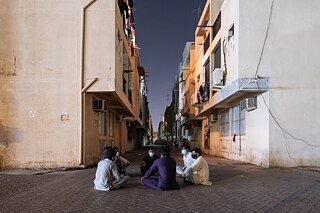 نتيجة لقلة الأماكن العمومية في بعض المناطق وخاصة ذات الكثافة السكانية العالية والتي يقطنها الكثيرون من العمال، يرتجل السكان للتفاعل والترابط مع بعضهم البعض مثلما الحال في منطقة أبوهيل على سبيل المثال.