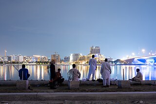 Einer der wenigen Orte, an denen Menschen inoffiziell zusammenkommen, um in der Gegend um den Jaddaf Creek vom Ufer aus zu angeln.  