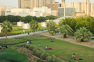  "حديقة المترو" كما يُشار إليها والتي تحيط بمحطة مترو الاتحاد في منطقة ديرة، أحد المساحات الخضراء القليلة في المنطقة. كما تضم حديقة المترو خليطًا رائعًا من البشر من مختلف المجتمعات ممن يأتون للاستراحة واللعب والصلاة ولقاء الأصدقاء والمحبين. 