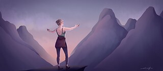 Eine Frau im Gebirge freut sich über den Sonnenaufgang.