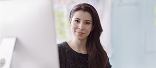 Frau vor einem Laptop sitzend