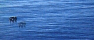 Menschen in Schlauchboot auf hoher See