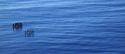 Menschen in Schlauchboot auf hoher See