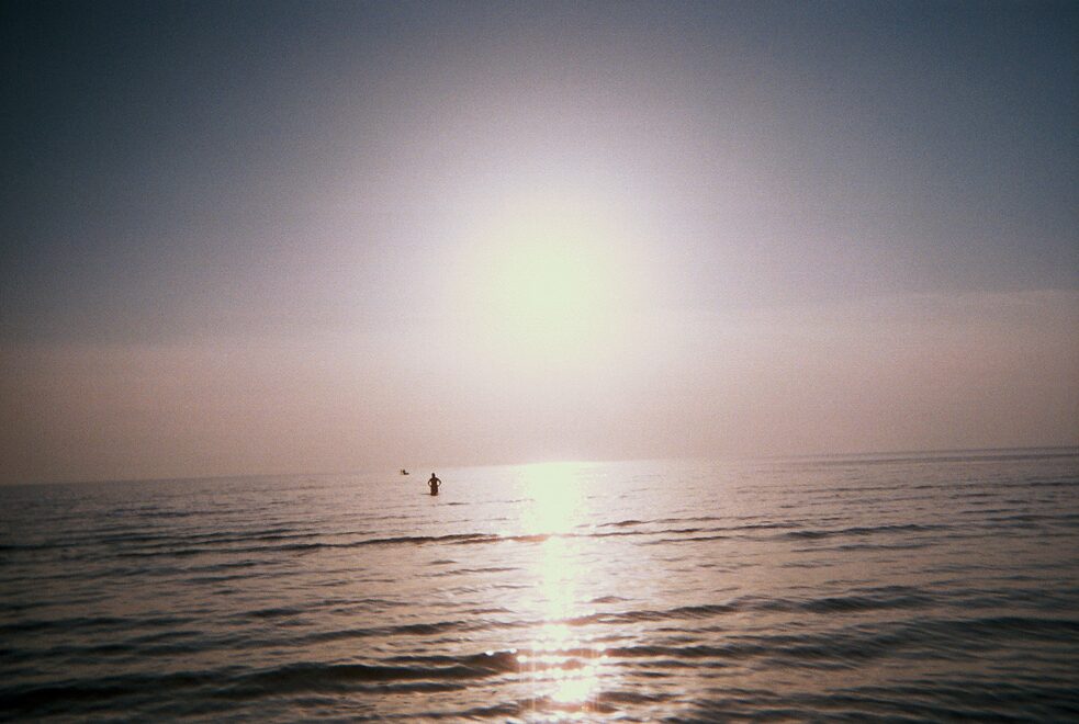 Meer, Sonne, Mann im Wasser