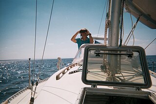 Segel gegen den Himmel