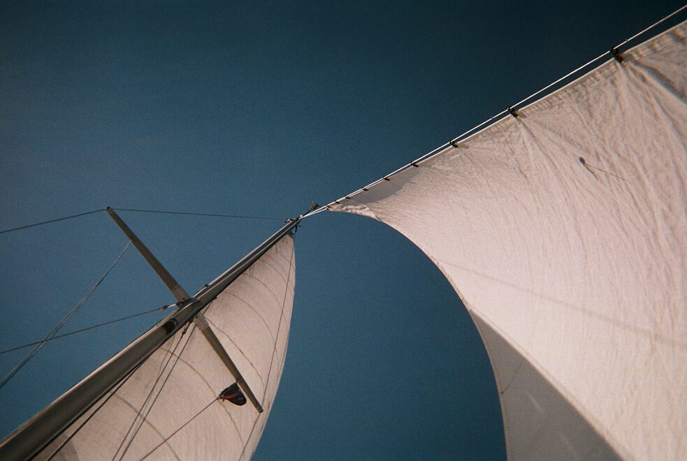 Segel gegen den Himmel
