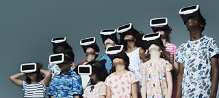 Mehrere Kinder tragen Virtual Reality-Brillen und sehen alle nach oben. Raum für redaktionellen Text. © © Goethe-Institut Mehrere Kinder tragen Virtual Reality-Brillen