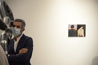 Ziyaretçiler heykelin anlattığı hikayeleri dinliyor.