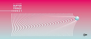 Der Hintergrund hat einen Farbverlauf und geht vom pinken ins blaugräuliche. In der linken oberen Ecke steht das Veranstaltungsdatum. Darunter steht Buffer Fringe. Den Großteil des Plakates nehmen Wellen Linien ein, die eine optische Täuschung ergeben und sich zum Betrachter hin erheben. Links auf den Letzten Wellen befindet sich eine kleine Blaugraue Kugel. In der rechten unteren Ecke ist das Logo von Buffer Fringe zu sehen.