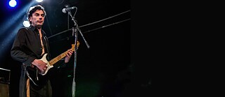 Каспар Брёцман играет на гитаре