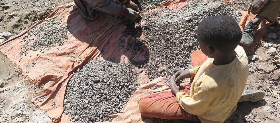 Menschenrechtsverletzungen wie Kinder- und Zwangsarbeit sind in vielen Lieferketten immer noch an der Tagesordnung: Kinder arbeiten in einer Kobaltmine im Kongo. Kobalt wird unter anderem zur Herstellung von Batterien für Smartphones und Elektroautos verwendet.