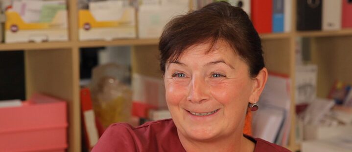 Natalja schaut lächelnd in die Kamera