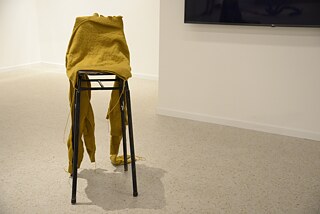 Zoe Polycarpou'nun kendi ördüğü bir kazak da serginin bir parçası.