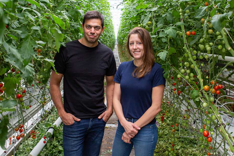 Mohamed Hage en compagnie de Lauren Rathmell dans la nouvelle serre Saint-Laurent. 