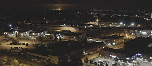Stadt aus der Luft in der Nacht fotografiert