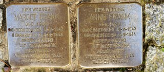 Stolpersteine in Amsterdam herdenken de joodse Anne Frank, wier dagboeken wereldberoemd werden, en haar zus Margot.