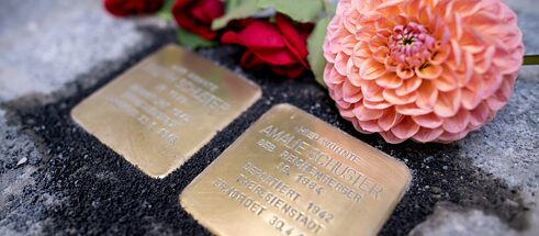 Wertvolle Erinnerung oder werden hier Verfolgte mit Füßen getreten? Stolpersteine gibt es mittlerweile in ganz Europa – unumstritten sind sie nicht.