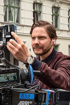 1_NEBENAN_director
