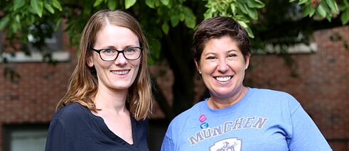 Porträt von Berit Jany und Heidi Lechner vor einem Baum.