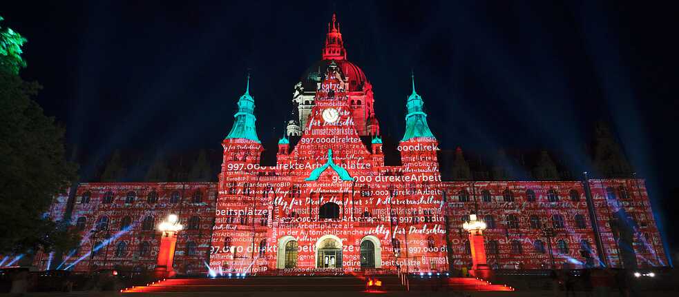 Bei Tag und bei Nacht ein schöner Anblick: das neue Rathaus. 
