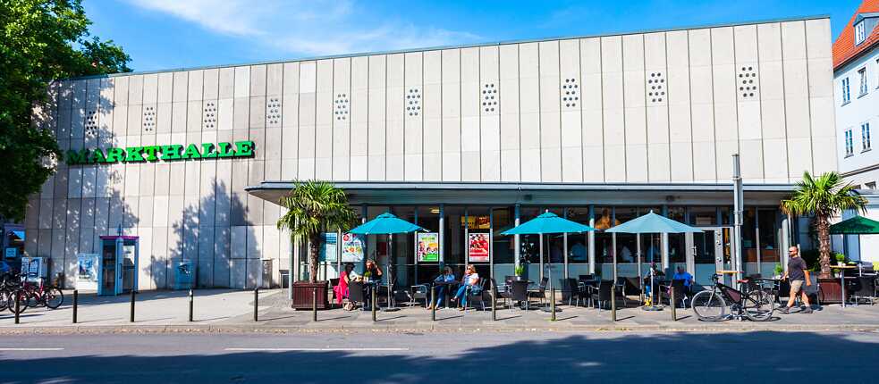 Die Markthalle. Nicht sonderlich spektakulär, aber irgendwie doch Anlaufstelle zu allen Tages- und Nachtzeiten. 