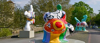 Le “Nanas” di Niki de Saint Phalle sulle rive del fiume Leine.
