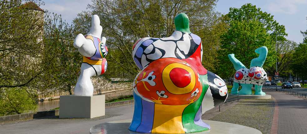 Die Nanas von Niki de Saint Phalle am Leineufer.