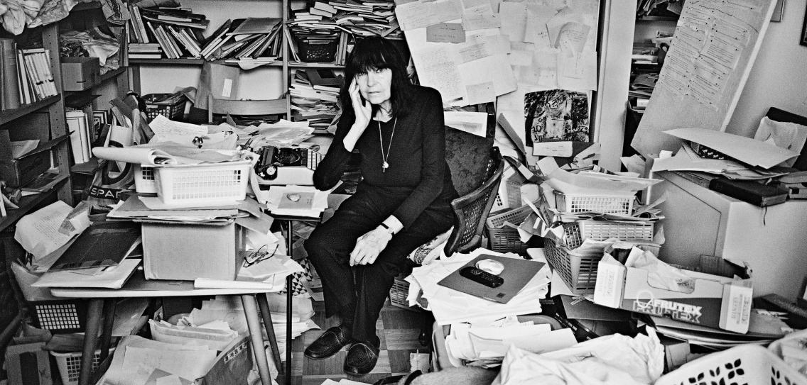 Mayroecker in ihrer Wohnung