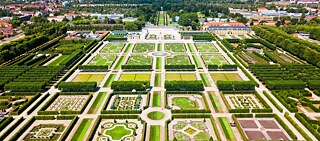 Gli spettacolari Giardini Reali di Herrenhäuser visti dall’alto.