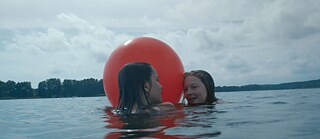 “Schwimmen“ (2019) disutradarai oleh Luzie Loose