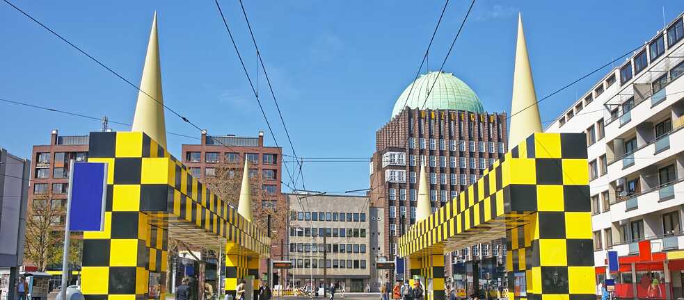 Wer hat seine Lego-Bausteine hier vergessen? So sehen Haltestellen aus, wenn Architekt*innen besonders kreativ werden, wie hier Alessandro Mendini.