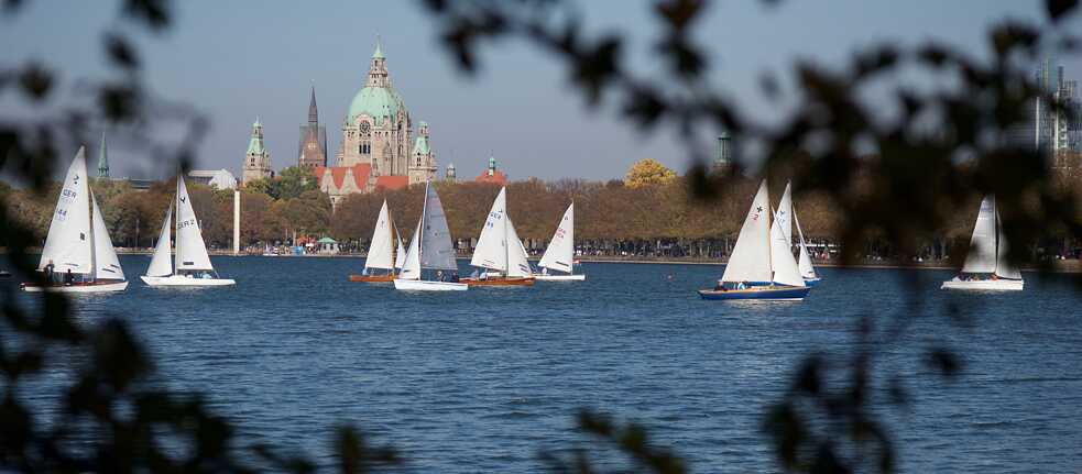 Der Maschsee liegt inmitten der Stadt und bietet Zerstreuungsprogramm satt.
