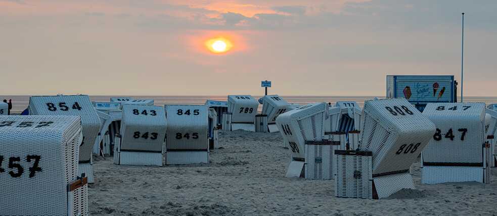 Weiße Strandkörbe am Strand in Sankt Peter-Ording 