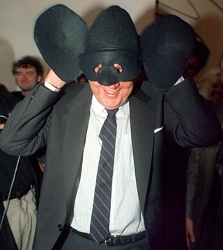 Während Bundeskanzler Kohl nicht erfreut über seinen Spitznamen „Birne“ war, freute sich Außenminister Hans-Dietrich Genscher umso mehr über seinen: Hier probiert er 1989 eine Genschman-Maske auf. 