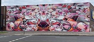 Die in Spanien geborenen Zwillingsbrüder Raoul und Davide Perré haben lange Zeit in Düsseldorf gelebt, bevor es sie nach New York zog. Das Gemälde „40 Years“ entwarfen sie 2021 in der Düsseldorfer Kiefernstraße. 