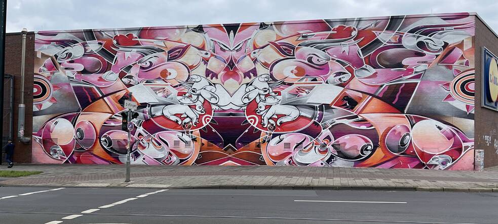 Die in Spanien geborenen Zwillingsbrüder Raoul und Davide Perré haben lange Zeit in Düsseldorf gelebt, bevor es sie nach New York zog. Das Gemälde „40 Years“ entwarfen sie 2021 in der Düsseldorfer Kiefernstraße. 