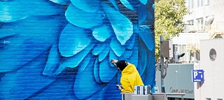 Nghệ sĩ Daniel MacLloyd người Luxemburrg đang làm việc – trong Festival 40grad Urban Art ở Düsseldorf.