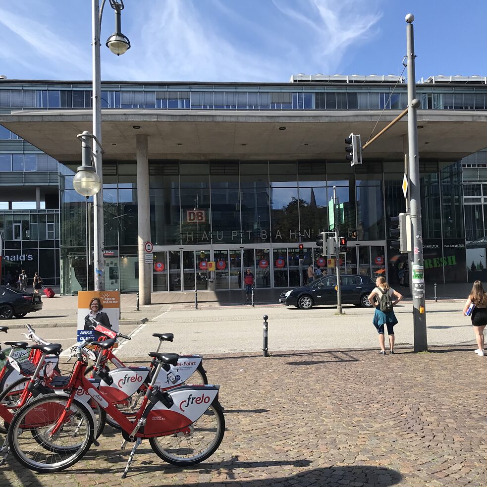 Der Eingang des Freiburger Hauptbahnhofes